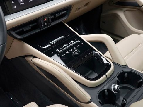 Used 2024 Porsche Cayenne Coupe image 33