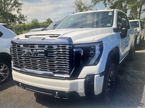 Used 2024 GMC Sierra 2500 Denali Ultimate AWD/4WD image 1