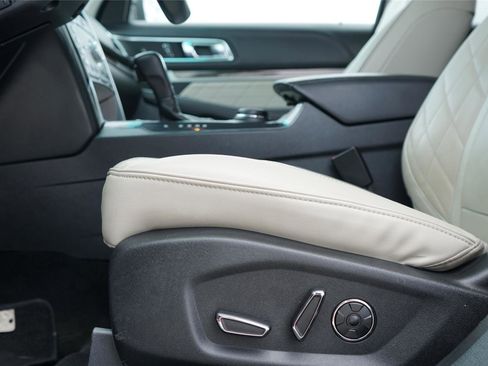 Used 2016 Ford Explorer Platinum AWD/4WD image 22