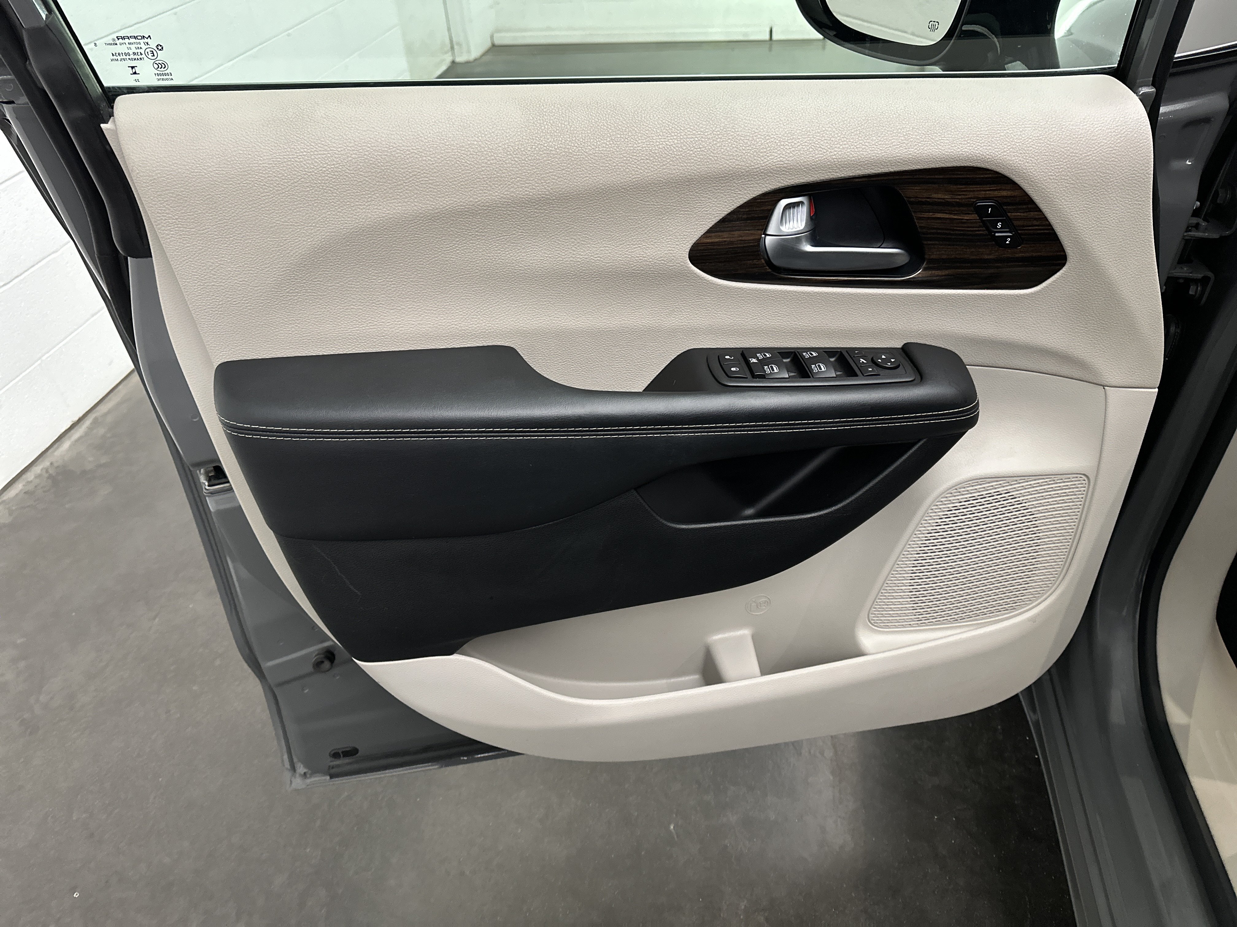 Used 2023 Chrysler Pacifica Limited FWD image 18