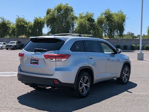 Used 2018 Toyota Highlander Plus AWD/4WD image 5