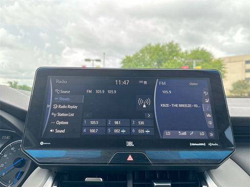 Used 2021 Toyota Venza Limited image 26