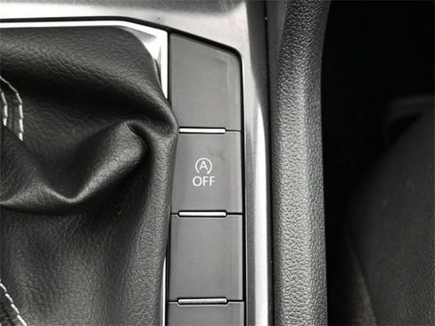 Used 2023 Volkswagen Tiguan SE image 25