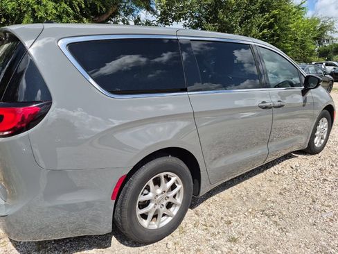 Used 2025 Chrysler Pacifica Select FWD image 3
