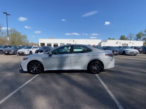 Used 2024 Toyota Camry SE image 9