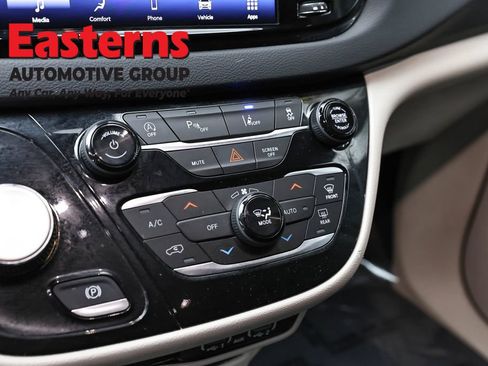 Used 2023 Chrysler Pacifica Touring-L FWD image 20
