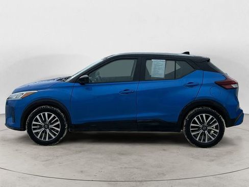 Used 2022 Nissan Kicks SV image 2