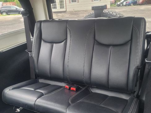 Used 2014 Jeep Wrangler Sahara AWD/4WD image 31