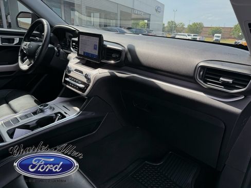 Used 2024 Ford Explorer XLT w/ Equipment Group 202A RWD image 12