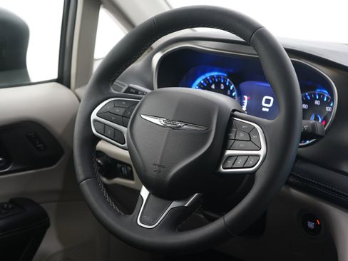 Used 2023 Chrysler Pacifica Touring-L w/ Road Tripper Package image 14