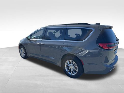 Used 2022 Chrysler Pacifica Touring-L image 3