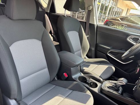 Used 2025 Kia Soul LX w/ LX Technology Package FWD image 34