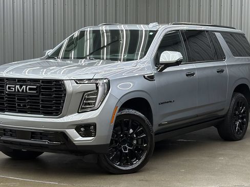 Used 2025 GMC Yukon XL Denali w/ Sun & Power Step Package AWD/4WD image 1