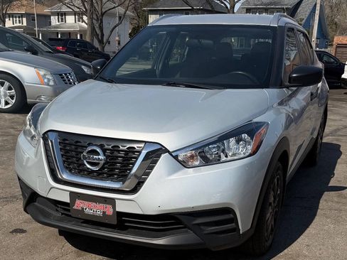 Used 2019 Nissan Kicks S FWD image 4