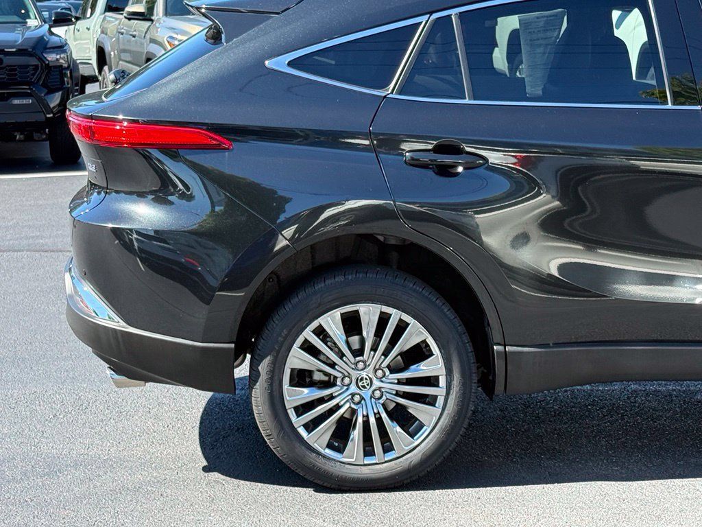 Certified 2023 Toyota Venza XLE AWD/4WD image 7
