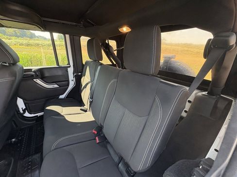 Used 2015 Jeep Wrangler Unlimited Sahara w/ Connectivity Group image 25