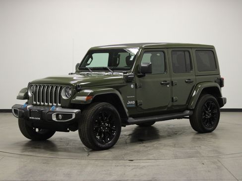 Used 2022 Jeep Wrangler Unlimited Sahara w/ Safety Group image 4