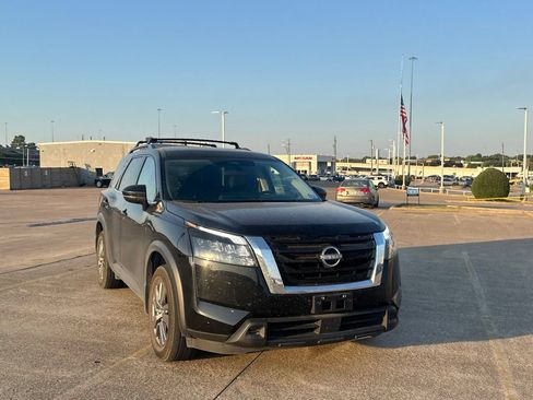 Certified 2024 Nissan Pathfinder SV FWD image 3