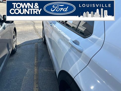 Used 2021 Ford Explorer XLT w/ Class III Trailer Tow Package AWD/4WD image 12