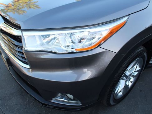 Used 2014 Toyota Highlander Limited AWD/4WD image 10
