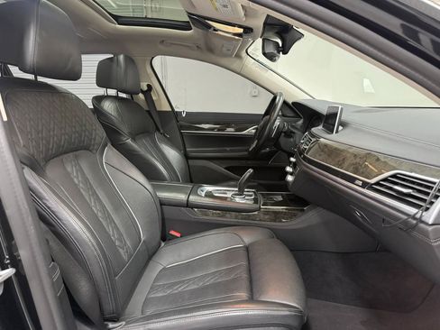 Used 2022 BMW 740i w/ Premium Package RWD image 13