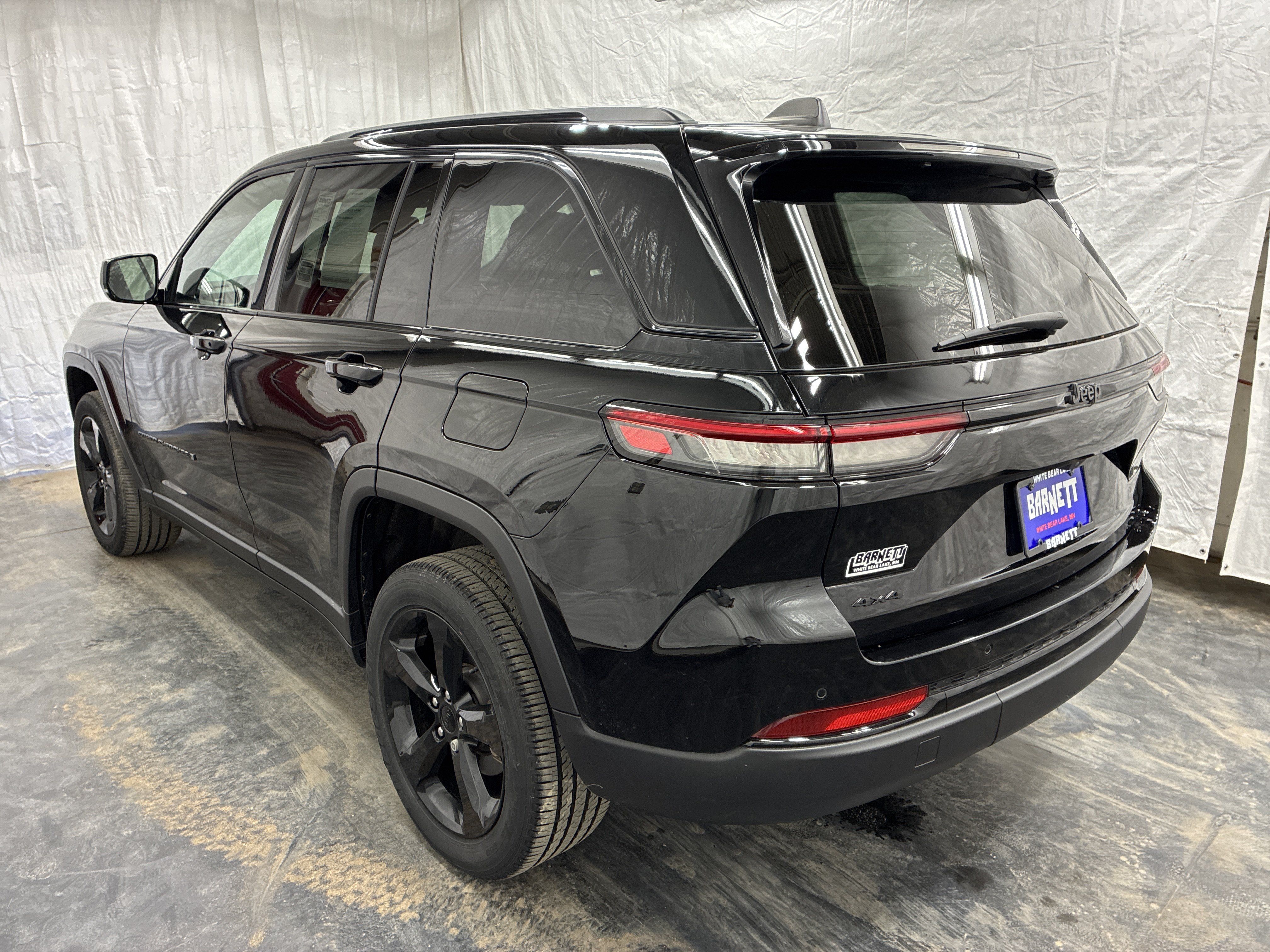 Used 2023 Jeep Grand Cherokee Altitude AWD/4WD image 6