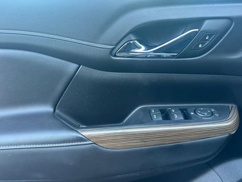 Used 2023 GMC Acadia SLE image 12