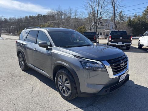 Used 2025 Nissan Pathfinder SV image 5