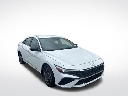 Used 2025 Hyundai Elantra SEL FWD image 3