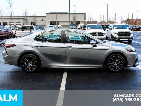 Used 2023 Toyota Camry SE image 9
