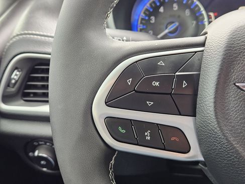 Used 2025 Chrysler Pacifica Select image 23