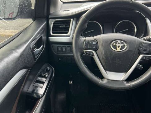 Used 2018 Toyota Highlander XLE image 18