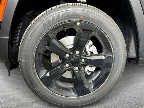 New 2025 Jeep Grand Cherokee Altitude image 12