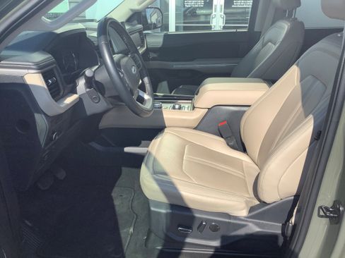 Used 2024 Ford Expedition Limited image 9