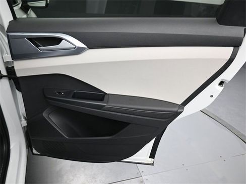 Used 2025 Volkswagen Taos SE w/ Panoramic Sunroof Package image 34