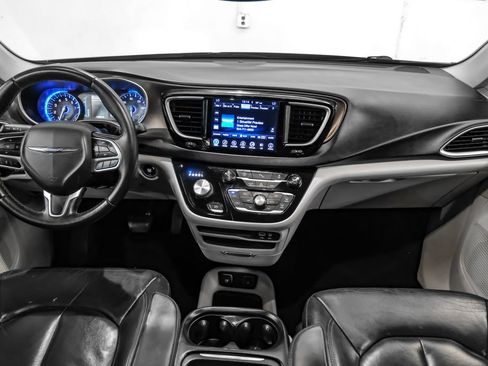 Used 2017 Chrysler Pacifica Touring-L FWD image 18