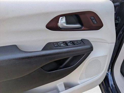 Used 2017 Chrysler Pacifica Limited w/ UConnect Theater Package image 11