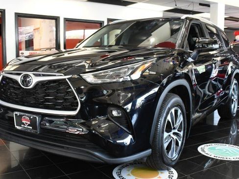 Used 2023 Toyota Highlander XLE AWD/4WD image 1
