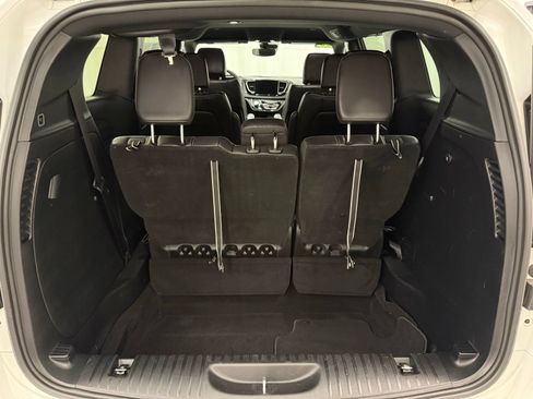 Used 2025 Chrysler Pacifica Select FWD image 5