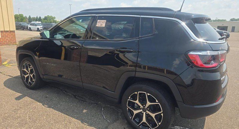 Used 2025 Jeep Compass Limited w/ Sun & Sound Group AWD/4WD image 6
