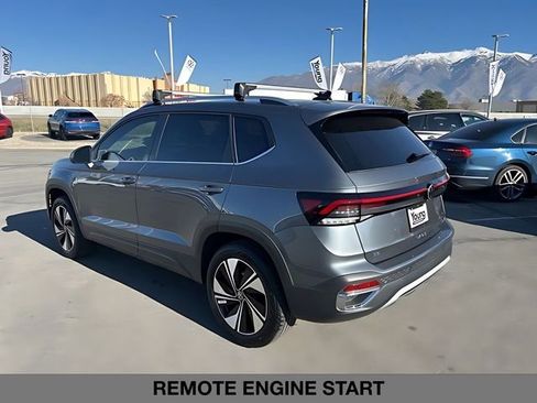 Used 2025 Volkswagen Taos SE AWD/4WD image 5