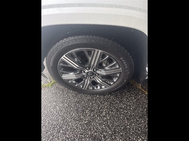 Used 2025 Toyota Sequoia Capstone AWD/4WD image 16