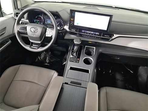 Used 2025 Toyota Sienna XLE image 14