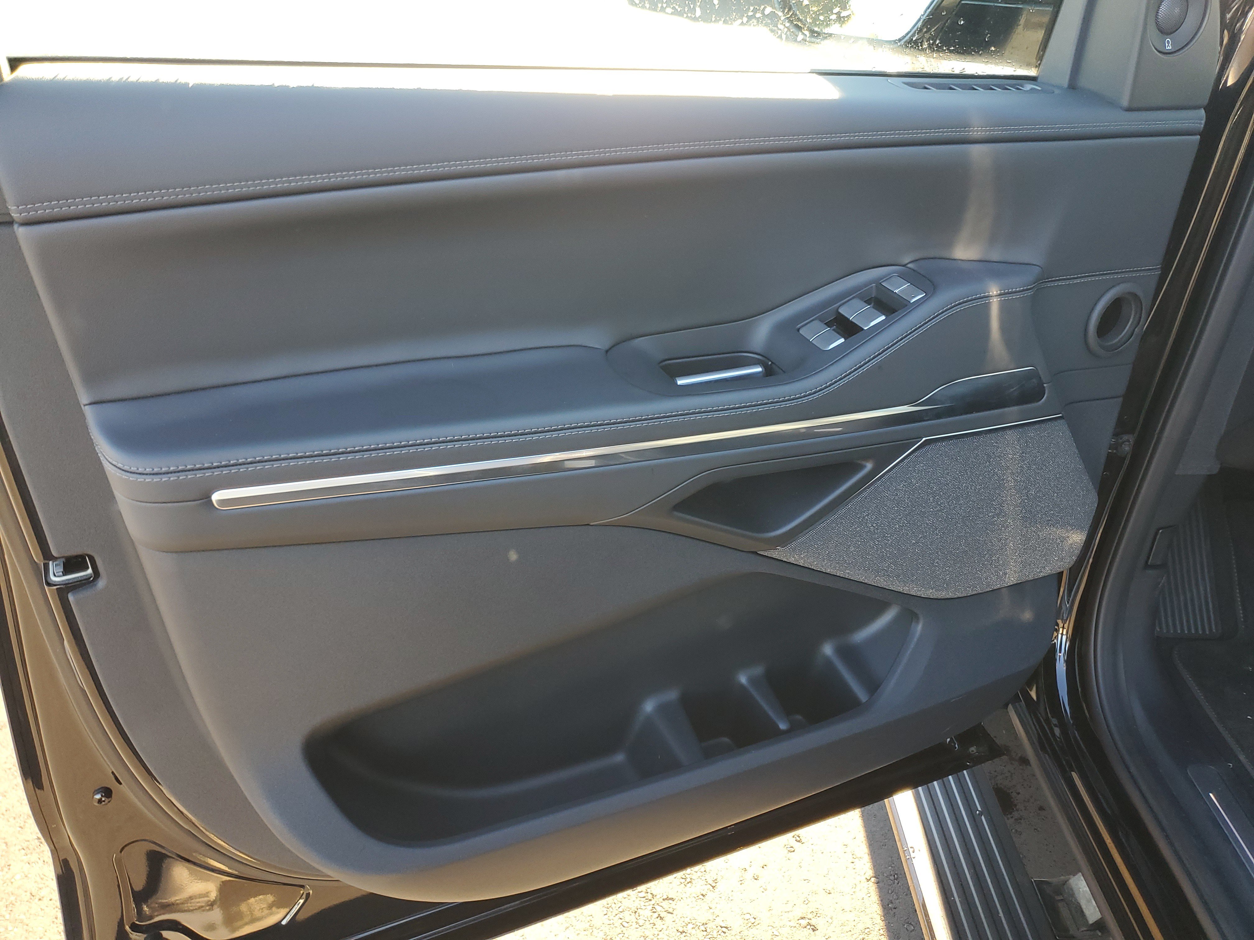 New 2026 Lincoln Navigator Reserve w/ Jet Appearance Package AWD/4WD image 8