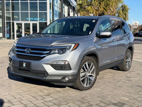 Used 2017 Honda Pilot Touring image 1