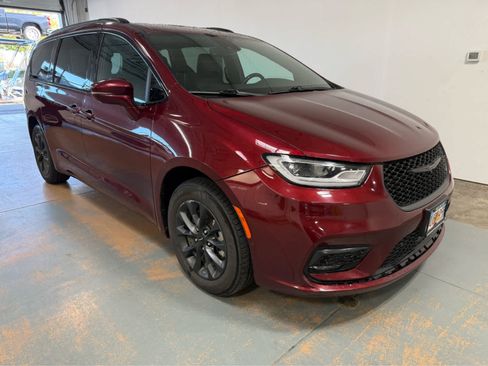 Used 2021 Chrysler Pacifica Touring-L w/ Uconnect Theater Family Group AWD/4WD image 5