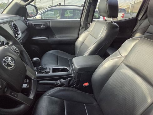 Used 2022 Toyota Tacoma TRD Off-Road w/ TRD Premium Off Road Package AWD/4WD image 4