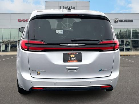 Used 2024 Chrysler Pacifica Select image 5