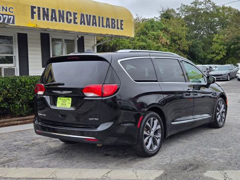 Used 2017 Chrysler Pacifica Limited image 4