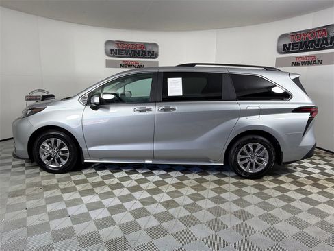 Used 2025 Toyota Sienna XLE image 7